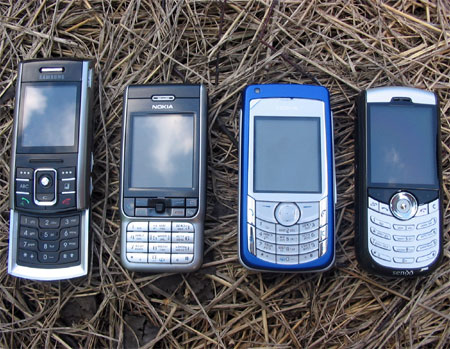 ��������� ��������� (����� �������): Samsung D720, Nokia 3230, Nokia 6681 � RoverPC Sendo X1