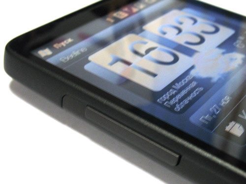 ����� ������������� HTC HD2></p>
<h1>�����������</h1>
<p>����������� ����� ������� 1230 ���, ��� ������� ������, ��� � ������
���������������� �������������� HTC. ������ ����� ������ �������� �����
��, �������� �� ������������� ��������� � ������� ����������. ��������
������� �������� ������ �������-��� ��� ��� ���� ����������, ���� �����
������������� ������ � ���� ������������� GPRS-��������� � ����. ��
���������� �������������, ��������� ������� ������� ����� �� 12 �����
������������� ������, 8 ���� ��������� ����� ��� 6,5 ����� ���������� �
GSM-�����. � �������� ������������ ���������� ������� ������ �� ������
� ������� 15 �����, � �������� ����� � ������ 4 ����. ��� ���������� ��
���������� �� ���� ������ �������������� � ������� ���������� ������.
������� ������������ �������� � ������ 2.5 ����� �� ����, ���� 3-4 ����
�� USB-����� ����������. </p>
<p align=