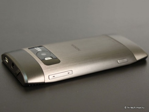  Nokia X7-00:   Nokia