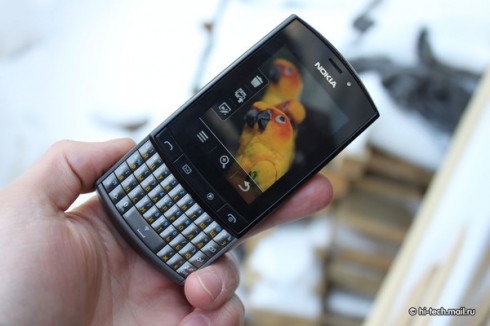  Nokia Asha 303:    QWERTY-